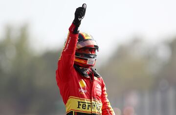 Alegría del piloto de Ferrari, Carlos Sainz, tras conseguir la pole en el Gran Premio de Italia de Fórmula 1 disputado en el circuito de Monza.