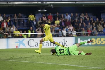 El portero esloveno del Atlético de Madrid salva a los rojiblancos ante Bacca.