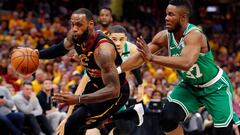 LeBron James ante Semi Ojeleye durante el partido entre Cavaliers y Celtics