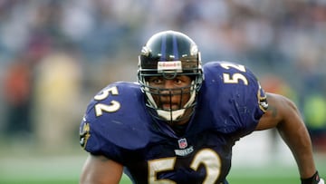 BALTIMORE, MD - OCTOBER 31:  Linebacker Ray Lewis #52 of the Baltimore Ravens pursues the play against the Buffalo Bills during a game at PSINet Stadium on October 31, 1999 in Baltimore, Maryland.  The Bills defeated the Ravens 13-10.  (Photo by George Gojkovich/Getty Images)