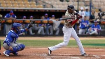 Jos&eacute; Alberto Mart&iacute;nez de los Tigres de Aragua, de Venezuela, batea ante Cangrejeros de Santurce de Puerto Rico