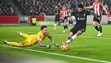 Brentford's Dutch goalkeeper #01 Mark Flekken jumps to stop the ball controled by Liverpool's Colombian midfielder #07 Luis Diaz during the English Premier League football match between Brentford and Liverpool at the Gtech Community Stadium in London on January 18, 2025. (Photo by JUSTIN TALLIS / AFP) / RESTRICTED TO EDITORIAL USE. No use with unauthorized audio, video, data, fixture lists, club/league logos or 'live' services. Online in-match use limited to 120 images. An additional 40 images may be used in extra time. No video emulation. Social media in-match use limited to 120 images. An additional 40 images may be used in extra time. No use in betting publications, games or single club/league/player publications. / (Photo by JUSTIN TALLIS/AFP via Getty Images)