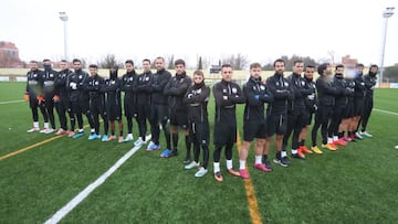 Los jugadores de Unionistas posan para AS antes de un entrenamiento.