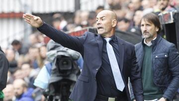 Paco J&eacute;mez, dando indicaciones en el Rayo Vallecano-Betis.