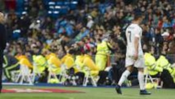 Cristiano Ronaldo abandona el campo en dirección al vestuario.