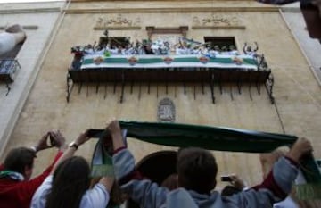 El equipo festeja el ascenso por las calles de Elche.