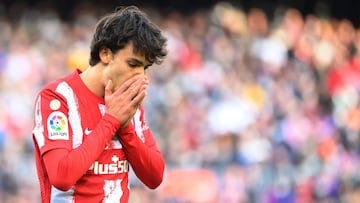 João Félix lamentando una ocasión frente al Barcelona.