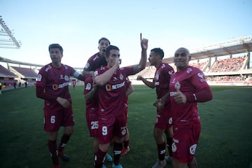 Andrada, en el centro, festeja su gol ante O'Higgins.