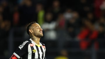 AMDEP6551. SAO PAULO (BRASIL), 28/05/2025.- Neymar de Santos reacciona este miércoles, en un partido amistoso de clubes entre Santos y RB Leipzig en el estadio Cicero de Souza Marques en Sao Paulo (Brasil). EFE/ Isaac Fontana