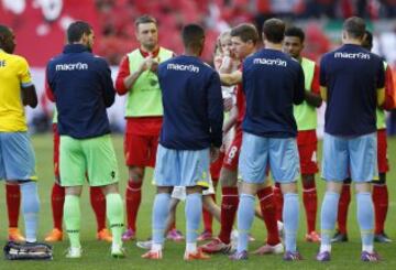 Steven Gerrard deja el Liverpool tras 17 años defendiendo la misma camiseta. Anfield se vistió de gala para hacer inolvidable su despedida.