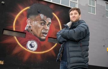 El artista John Culshaw frente a uno de sus murales sobre el Liverpool. El protagonista es Luis Díaz.