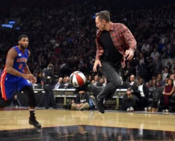 Steve Nash 'asiste' a Drummond con un pase muy futbolero.