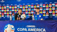 AME8315. KANSAS CITY (ESTADOS UNIDOS), 30/06/2024.- El ayudante técnico de la selección de Uruguay, el chileno Diego Reyes (i), y el jugador Franco Israel, hablan durante una rueda de prensa este domingo en Kansas City (Estados Unidos). El ayudante técnico de la selección de Uruguay, el chileno Diego Reyes, consideró la suspensión de Marcelo Bielsa como un contratiempo para el partido contra Estados Unidos del 1 de julio en Copa América porque habrá "cero contacto posible" con el técnico. EFE/ Albert Traver MÁXIMA CALIDAD DISPONIBLE
