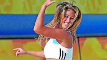 <b>Siempre nos quedará Jerez</b> Ni siquiera sabemos su nombre. Sólo estamos convencidos que pudo ser tenista, por lo bien que le sienta el modelito. A la mujer de blanco la localizamos en Dubai, en la Emirates Beach Soccer World Cup. Mismamente, el Mundial de fútbol playa. España cayó en cuartos. Y ella, nos cayó bien.