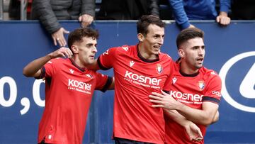 Budimir celebra un gol junto a Oroz y Areso.