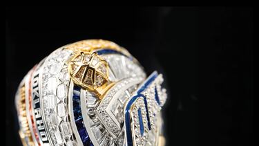 En la parte superior se abre para mostrar una imagen del equipo ganando el trofeo Larry O'Brien. 