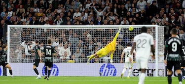 2-0. Fran García asiste a Federico Valverde en el balcón del área. El uruguayo amaga, recorta, se hace hueco y dispara con el interior del pie derecho para colocar el balón en la escuadra izquierda de la portería de Matías Dituro.