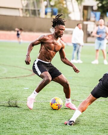 Entrenamiento con balón durante su estancia en Los Angeles durante sus vacaciones.