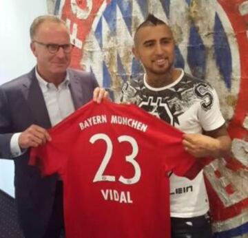 Arturo Vidal recibe la camiseta 23 del Bayern Munich.