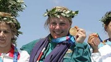 María Quintanal en el podio, con su medalla de plata, abrazada a la australiana Suzanne Balogh. La surcoreana Lee Bo Na ha sido bronce.