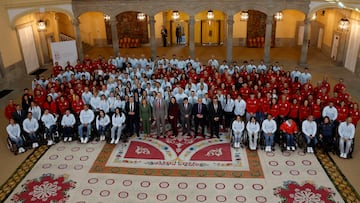 MADRID, 13/11/2024.- Los reyes Felipe y Letizia junto a la ministra de Educación, Formación Profesional y Deportes y portavoz del Gobierno, Pilar Alegría y el presidente del Consejo Superior de Deportes, José Manuel Rodríguez Uribes, durante la recepción a los deportistas olímpicos y paralímpicos participantes en los juegos olímpicos de París 2024, este miércoles en el palacio de El Pardo, en Madrid. EFE/ J.J.Guillen