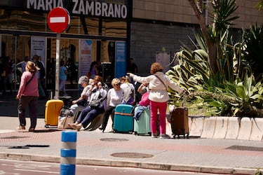 Caos de pasajeros en la estación ferroviaria de Málaga María Zambrano durante el apagón eléctrico generalizado.