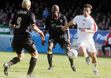 En 2002 fich車 por el Sevilla, donde permaneci車 otras tres temporadas aunque solo juega 59 partidos en esos tres a?os. Sin embargo, lleg車 a jugar la Copa de la UEFA.