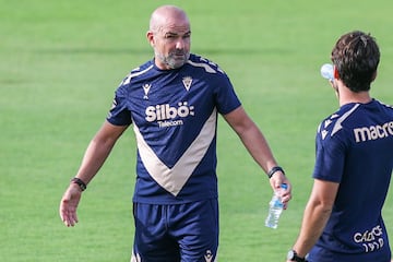 Paco López dirigiendo un entrenamiento.