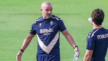 Paco López dirigiendo un entrenamiento.