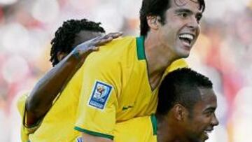 <b>TÁNDEM FELIZ. </b>Kaká, a hombros de Robinho, celebrando un gol.