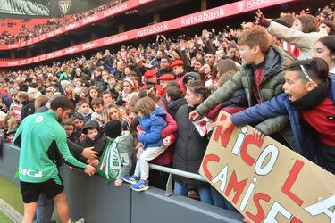 Lekue repartiendo regalos a la afición. 