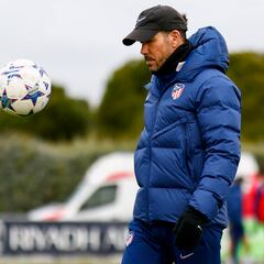 MADRID, 11/12/2023.- El entrenador del Atlético de Madrid, Diego Pablo Simeone, dirige este lunes una sesión de entrenamiento del conjunto en la Ciudad Deportiva Wanda de Majadahonda para preparar el duelo del próximo miércoles ante la Lazio en la fase de grupos de la UEFA Liga de Campeones. EFE/ Atléticodemadrid.com SÓLO USO EDITORIAL/SÓLO DISPONIBLE PARA ILUSTRAR LA NOTICIA QUE ACOMPAÑA (CRÉDITO OBLIGATORIO)