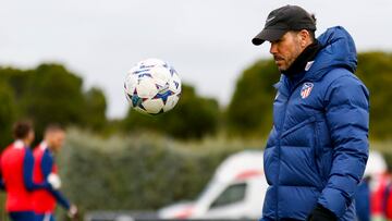 MADRID, 11/12/2023.- El entrenador del Atlético de Madrid, Diego Pablo Simeone, dirige este lunes una sesión de entrenamiento del conjunto en la Ciudad Deportiva Wanda de Majadahonda para preparar el duelo del próximo miércoles ante la Lazio en la fase de grupos de la UEFA Liga de Campeones. EFE/ Atléticodemadrid.com SÓLO USO EDITORIAL/SÓLO DISPONIBLE PARA ILUSTRAR LA NOTICIA QUE ACOMPAÑA (CRÉDITO OBLIGATORIO)