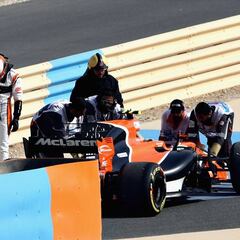 Vandoorne out of Bahrain GP as his McLaren fails