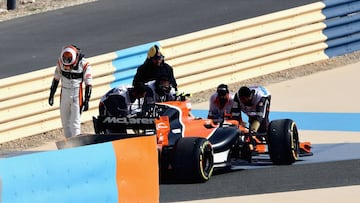 Vandoorne out of Bahrain GP as his McLaren fails