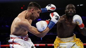 Terence Crawford golpea a Amir Khan durante su combate en Nueva York.