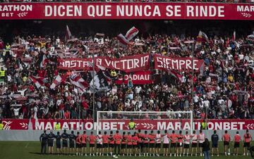 Por la mañana, comunión entre grada y futbolistas en el Sánchez Pizjuán. El equipo de Lopetegui recibió el ánimo de su gente.