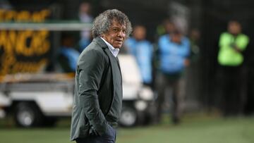 AME3137. MONTEVIDEO (URUGUAY), 20/04/2023.- El técnico de Millonarios, Alberto Gamero, camina por la cancha durante el inicio del partido por la Copa Sudamericana entre Peñarol y Millonarios, hoy, en el estadio Campeón del Siglo en Montevideo (Uruguay). EFE/ Gastón Britos
