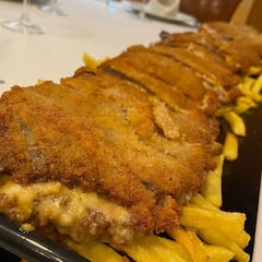 El cachopo más brutal de Madrid mide un metro y tiene lista de espera de hasta un mes: cerca del Bernabéu y con versiones locas como el de fabada
