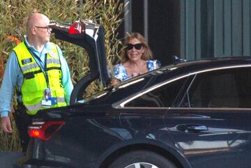 Ana Obregón en el aeropuerto junto a la pequeña Ana Sandra Lequio tras regresar de Estados Unidos.