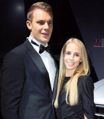 Manuel Neuer y su pareja Nina Weiss 
@fcbayern_wags