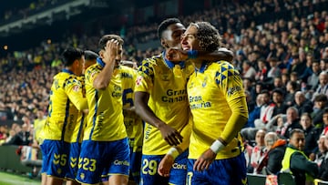 MADRID, 08/11/2024.- El delantero portugués de la UD Las Palmas Fabio Silva (d) celebra el primer gol de su equipo en el partido de LaLiga entre el Rayo Vallecano y la UD Las Palmas, este viernes en el Nuevo Estadio de Vallecas. EFE/ Kiko Huesca