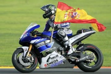 El piloto español de MotoGP Jorge Lorenzo celebra su victoria en el Gran Premio de la Comunidad Valenciana disputado en el Circuito Ricardo Tormo en Cheste (Valencia).