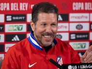 MAJADAHONDA (MADRID) 02/03/2026.- El entrenador del Atlético de Madrid, Diego Simeone, durante la rueda de prensa tras el entrenamiento del equipo en la Ciudad deportiva de Majadahonda, Madrid, este lunes para preparar el partido de vuelta de semifinales de la Copa del Rey contra el FC Barcelona. EFE/Sergio Pérez