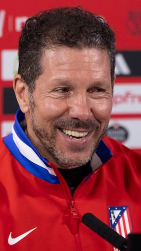 MAJADAHONDA (MADRID) 02/03/2026.- El entrenador del Atlético de Madrid, Diego Simeone, durante la rueda de prensa tras el entrenamiento del equipo en la Ciudad deportiva de Majadahonda, Madrid, este lunes para preparar el partido de vuelta de semifinales de la Copa del Rey contra el FC Barcelona. EFE/Sergio Pérez