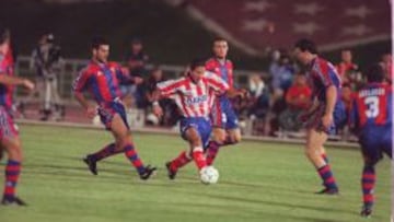 Imagen del partido de vuelta de la Supercopa de 1996, con Simeone ante Guardiola, Luis Enrique, Blanc y Abelardo