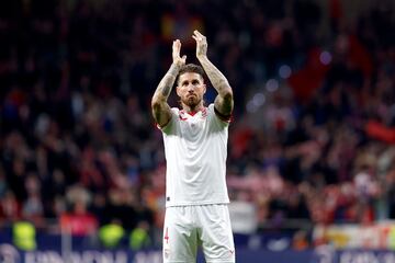 El jugador del Sevilla saluda a los aficionados de su equipo tras finalizar el partido.