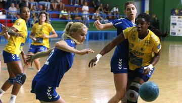 La jugadora del Rocasa Gran Canaria Lisandra Lusson y las jugadoras de HC Lokomotiva Zagreb Ana Marija Boras y Marina Glavan.