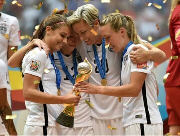 Alex Morgan #13, Lauren Holiday #12, Abby Wambach #20 y Whitney Engen #6 con la Copa del Mundo después de ganarle a Japón 5-2.