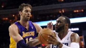 Pau Gasol defendiendo a Al Jefferson.